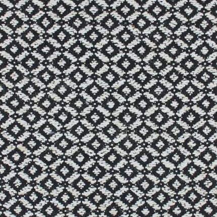 Aristide Varga meubelstof met zwart geometrisch patroon, subtiel en elegant, met herhaling van 2,1x2,3 cm voor harmonieus interieur.