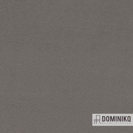 Grijze stof Primeira, van polyester, geschikt voor commerciële en recreatieve ruimtes. Verkrijgbaar in 30 kleuren, vanaf 5m 10% korting.