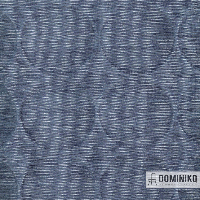 Extex Ensõ Mizu stof door Vyva Fabrics met subtiel Japans patroon en elegante blauwe tint, geschikt voor verfijnde interieurprojecten.