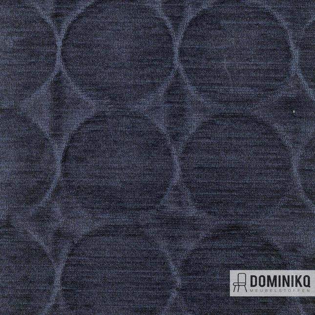 Donkerblauwe stof van Vyva Fabrics' Extex Enso collectie met subtiel patroon, geïnspireerd door Japanse cultuur, hoge slijtvastheid.