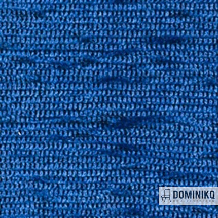 Detail van Extex Jewel stof in kleur Lapis van Vyva Fabrics, luxueuze blauwe chenille-stof geïnspireerd op Marokkaanse markten.