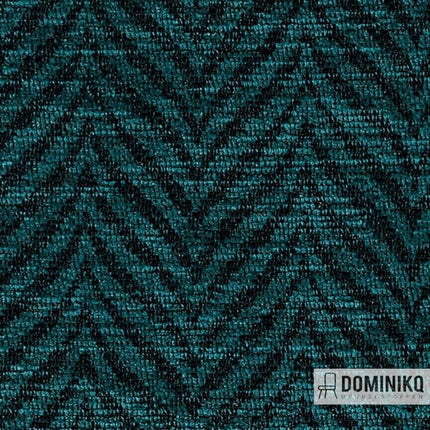 Extex Plume stof in Kingfisher kleur met een elegante, vogelveer-achtige textuur, behandeld om vlekken en water af te weren.