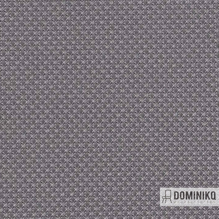 Detail van Vyva Fabrics Beacon Silver Fog kunstleerbekleding, ideaal voor luxe auto's en meubels. Grijs patroon, 100% vinyl. Brandvertragend.