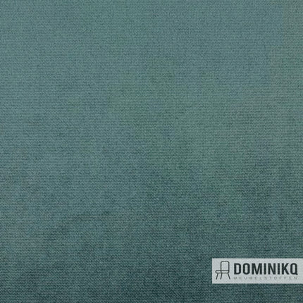 Petrolkleurige velvet meubelstof uit de Aristide Avalon II-collectie, duurzaam en slijtvast met hoge martindale-score.