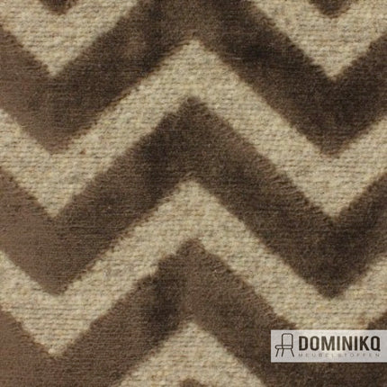 Jacquard velours stof Aristide uit de Central Park collectie, bruin taupe zigzag patroon, brandvertragende meubelstof.