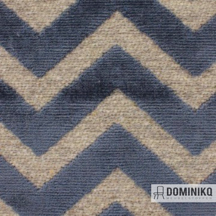 Chevron patroon in jacquard velours meubelstof van Aristide Central Park collectie, Bowery 660 Royal Blue, brandvertragend en luxe.