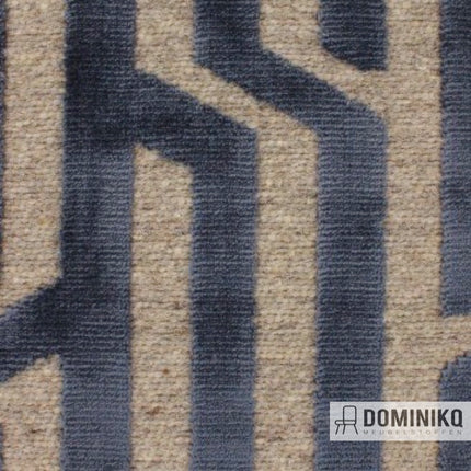 Detail van blauwe jacquard velours meubelstof uit de Central Park collectie van Aristide, op dik wolbasis met viscose-katoen print.