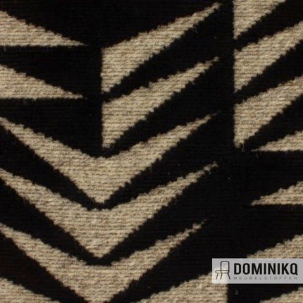 Jacquard velours stof uit Central Park collectie van Aristide met zwart-wit zigzag patroon, brandvertragend door basis van dik wol.