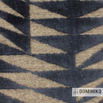 Aristide meubelstof Central Park City 250 Royal Blue met geometrisch patroon in blauw en bruin, brandvertragend en duurzaam.