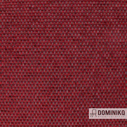 Aristide César 425 Marlboro: Rode geweven meubelstof met Aquaclean technologie, exclusief en duurzaam.