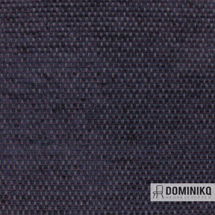 Donkerpaarse geweven meubelstof 'César 590 Aubergine' van Aristide met Aquaclean technologie voor eenvoudig onderhoud.