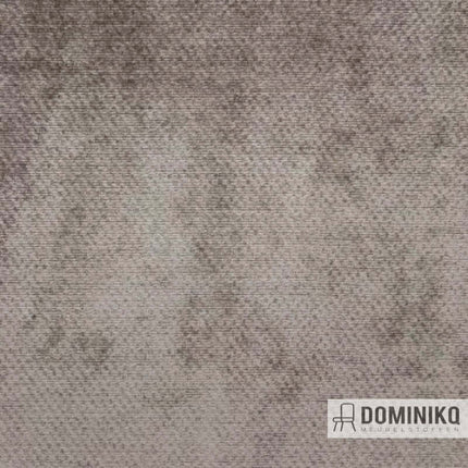 Aristide Troy 16 Mink stof met rijke glans en soepele structuur voor comfortabele woonervaring, slijtvast en lichtecht.