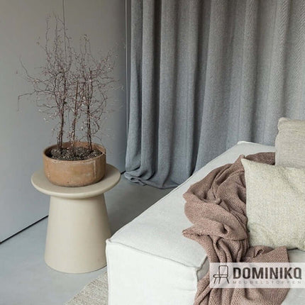 Interieurstyling met De Ploeg Cliff gordijn en stijlvolle woonkamerinrichting. Vanaf 5 meter 10% korting.