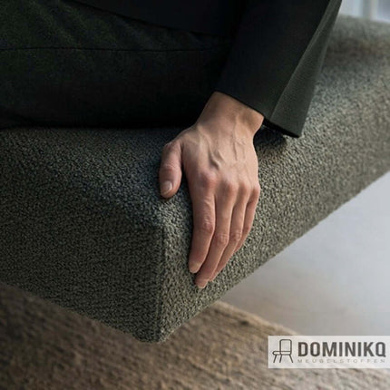 Hand op Monza meubelstof van De Ploeg, bouclé weefsel. Ideaal voor eetkamerstoelen en fauteuils. Vanaf 5 meter 10% korting. I Dominikq.