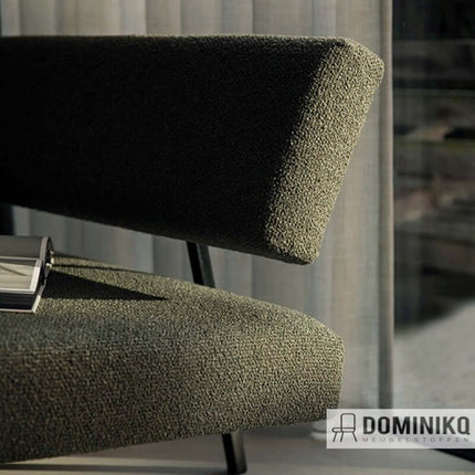 Groene bank bekleed met Monza meubelstof van De Ploeg met bouclé weefsel, ideaal voor intensief gebruik. Vanaf 5 meter 10% korting.