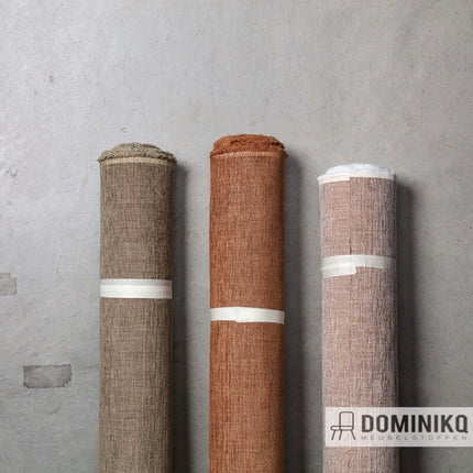 Drie rollen De Ploeg Moss meubelstof in warme aardetinten, met subtiele glans en OEKO-TEX keurmerk. Vanaf 5 meter 10% korting.