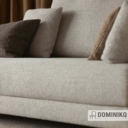 Moderne bank bekleed met De Ploeg Monza-Melange stoffen, beige en bruine kussens; vanaf 5 meter 10% korting bij aankoop.