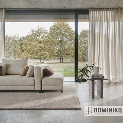 Moderne woonkamer met bank bekleed in Monza-Melange, bij Dominiq Meubelstoffen. Perfect voor sfeervolle interieurs. Vanaf 5 meter korting.