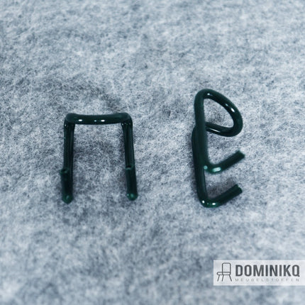 Groene buishaken voor nosag/zigzag veren, eenvoudig te bevestigen in ijzeren frame. Nosag haken per stuk verkrijgbaar.