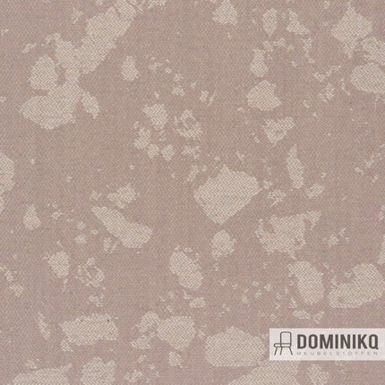 Jacquard stof van Bute Fabrics in Mineral Quartz patroon, geïnspireerd door stenen, met grafische structuur en aardetinten.