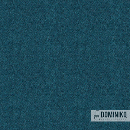 Camira Fabrics Synergy 170 LDP59 meubelstof, geschikt voor grote panelen, blauwgroene textuur, Dominikq logo, breedte 170 cm.