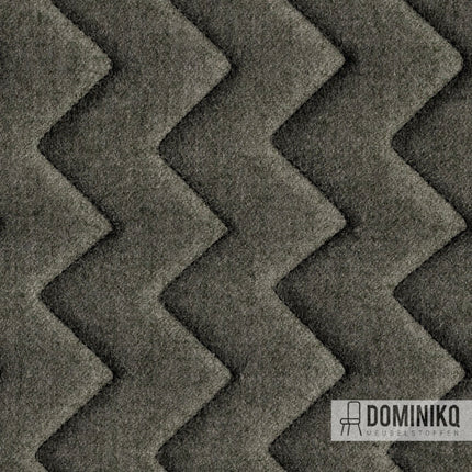 Camira Fabrics Synergy Quilt Chevron patroon in grijs met gewatteerde wol textuur, ideaal voor meubelstoftoepassingen.