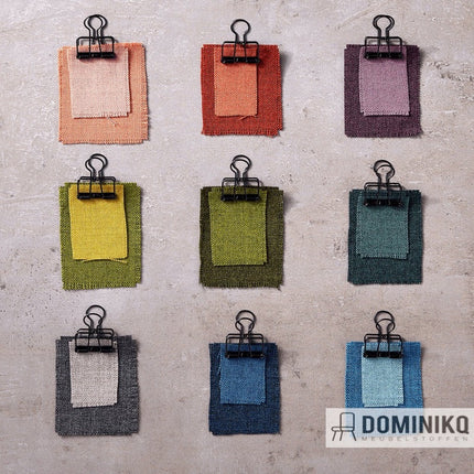 Monsterstalen van Camira Fabrics Sumi meubelstoffen in diverse kleuren, waaronder rood, groen en blauw, bevestigd met clips.