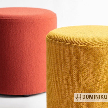 Twee cilindervormige poefs van Camira Fabrics in geel en rood, bekleed met gestructureerde Yoredale-bouclé stof.