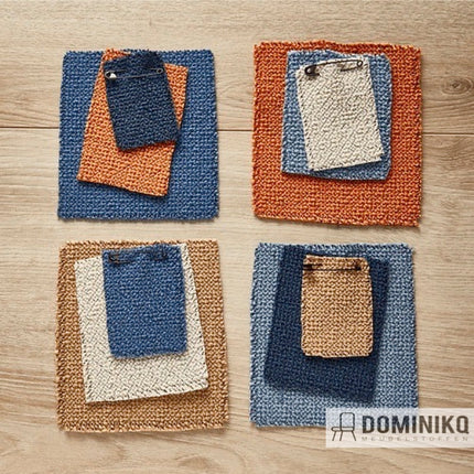Stalen van Camira Fabrics Yoredale UDA06 Thoralby textiel met gestructureerd weefpatroon en bouclé details op houten achtergrond.