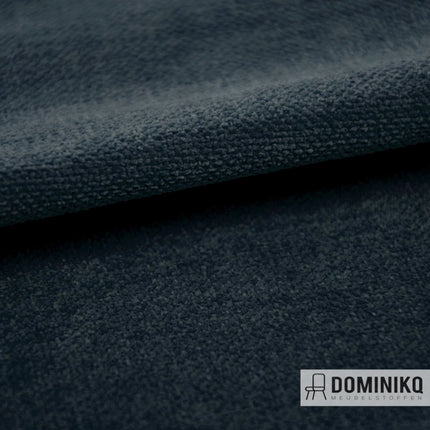 Stof Amara Caviar van Casal met subtiel reliëf, ideaal voor interieurdecoratie. Donkere tint, perfect voor veelzijdige toepassingen.