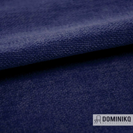 Donkerblauwe meubelstof Casal Amara met subtiel reliëf. Geschikt voor veelkleurig interieurontwerp.