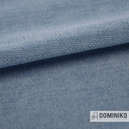 Blauwe Casal Amara meubelstof met subtiele reliëfstructuur, geschikt voor diverse interieurs.