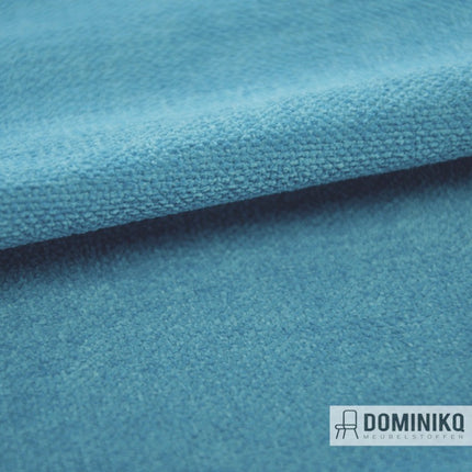 Blauwe Amara meubelstof van Casal met subtiel reliëf, ideaal voor veelzijdige interieurtoepassingen.