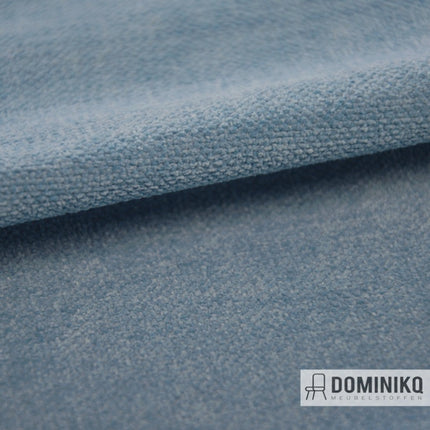 Amara meubelstof in 104 Pétrole, geweven met dikke garens voor subtiel reliëf, ideaal voor diverse interieurs.