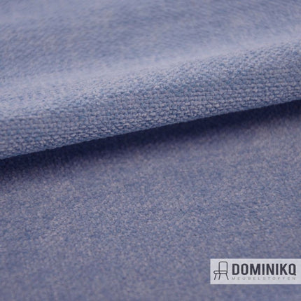 Meubelstof Amara van Casal in kleur Orage, met subtiel reliëf en dikke garens, geschikt voor diverse interieurstijlen.