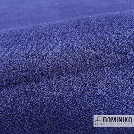 Blauwe meubelstof Amara van Casal met subtiel reliëf en rijke textuur, geschikt voor diverse interieurtoepassingen.