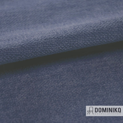 Amara meubelstof van Casal in de kleur 16 Abysses, geweven met dikke garens voor een subtiel reliëf en toepasbaar in diverse interieurs.