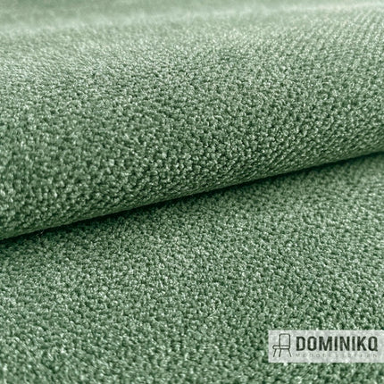 Groene Amara meubelstof van Casal, geweven met dikke garens voor een subtiel reliëf, geschikt voor diverse interieurtoepassingen.