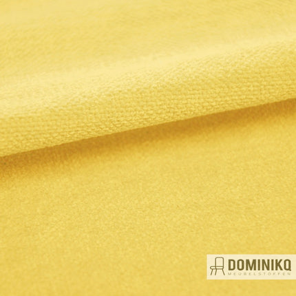 Amara meubelstof in gele kleur met subtiel reliëf, geschikt voor diverse interieurs, detailopname van de stof van het merk Casal.
