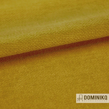 Amara meubelstof Casal in 43 Ocre kleur met subtiel reliëf, perfect voor uiteenlopende interieurtoepassingen.