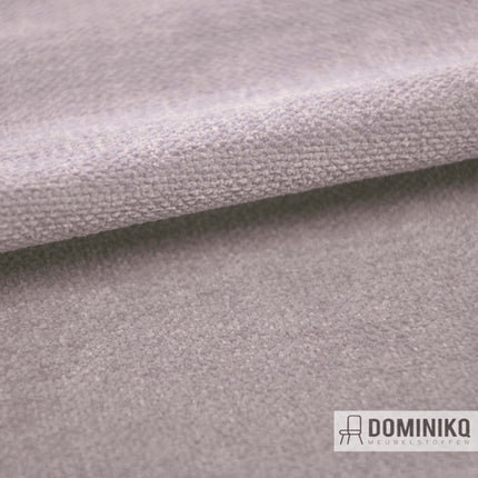 Amara meubelstof van Casal, geweven met dikke garens voor subtiel reliëf, in de kleur 8888 Pervenche, geschikt voor diverse interieurs.