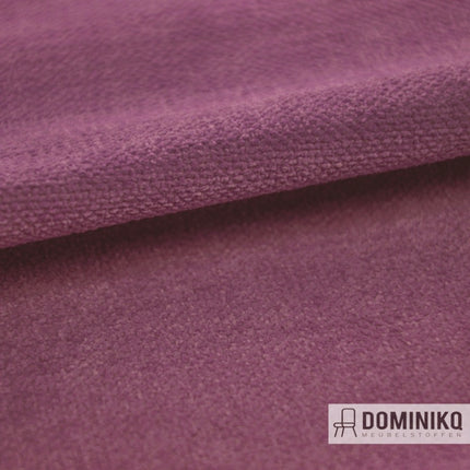 Amara meubelstof in paarse tint van Casal met subtiel reliëf, ideaal voor diverse interieurs en beschikbaar in verschillende kleuren.