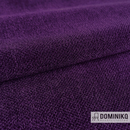 Donkerpaarse Amara meubelstof van Casal met subtiel reliëf, ideaal voor diverse interieurs. Verkrijgbaar in meerdere kleuren en tinten.