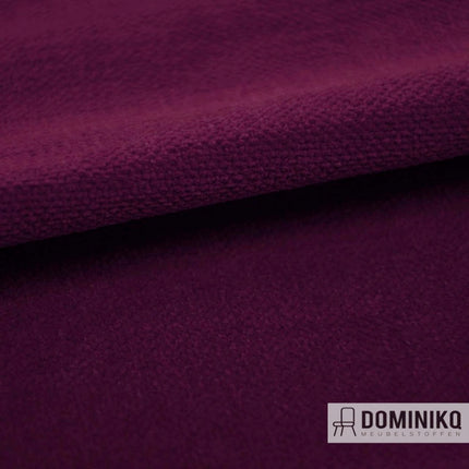 Amara aubergine meubelstof van Casal met subtiel reliëf, geschikt voor diverse interieurs.