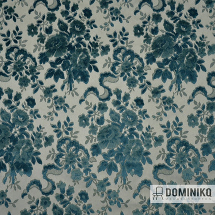 Casal Rubens meubelstof met blauwe bloemenprint en sierlijk gestippeld lint, geweven van Rayon, OEKO-TEX gecertificeerd.