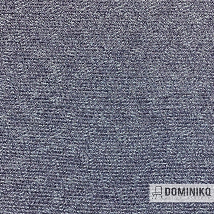 Textielstof Vertigo 15 Oceano van Casal, fijn lijnpatroon in blauwgrijs, slijtvast voor meubels en gordijnen.