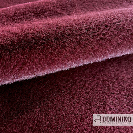 Paarse langharige kunstvacht meubelstof van Casal, collectie Tignes, slijtvast en brandvertragend.