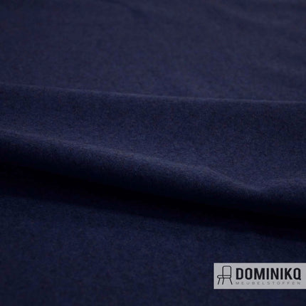 Donkerblauw gevilt woontextiel van Casal, Dolly met hoog wolgehalte, brandvertragend en slijtvast.