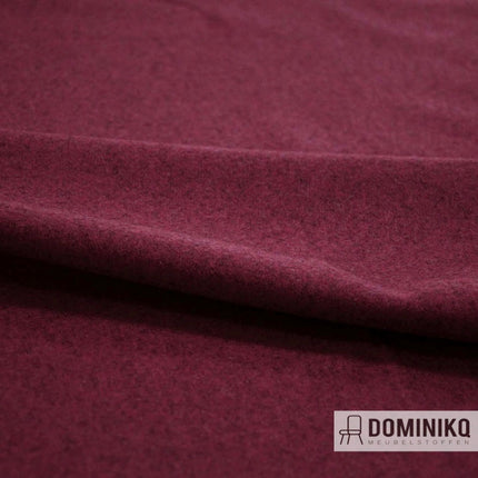 Casal Dolly woontextiel met gevilt oppervlak, rijke paarse kleur, gemaakt van wol en nylon, brandvertragend en slijtvast. 