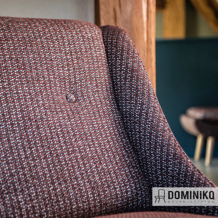 Detail van de Casal Lande meubelstof met regelmatige stipjes en geweven patroon, geschikt voor meubels, in een interieur.